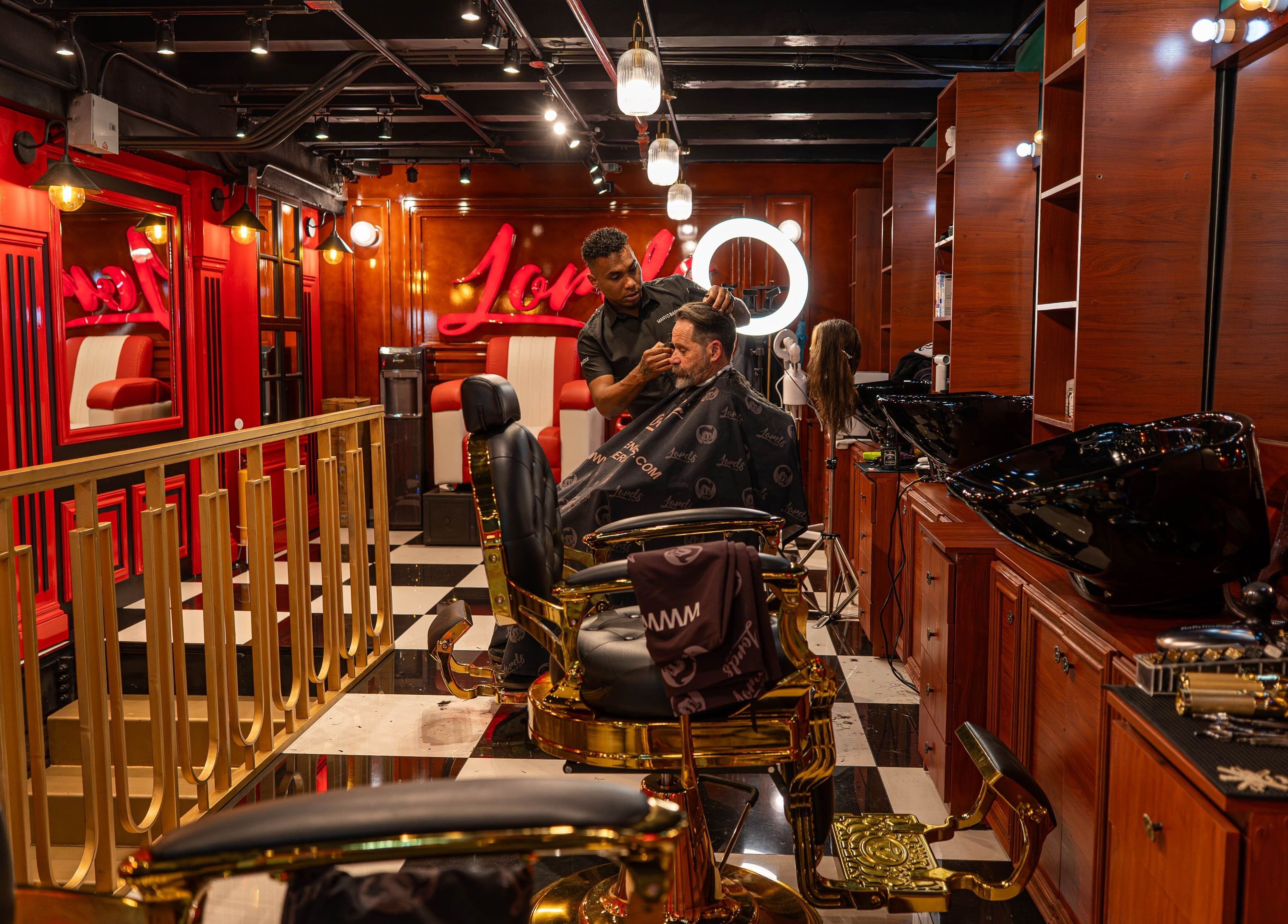 Interior de Barberia Lords ®️ VIP C.C. Unicentro en Bogotá, Bogotá, CO con cliente recibiendo corte de cabello.