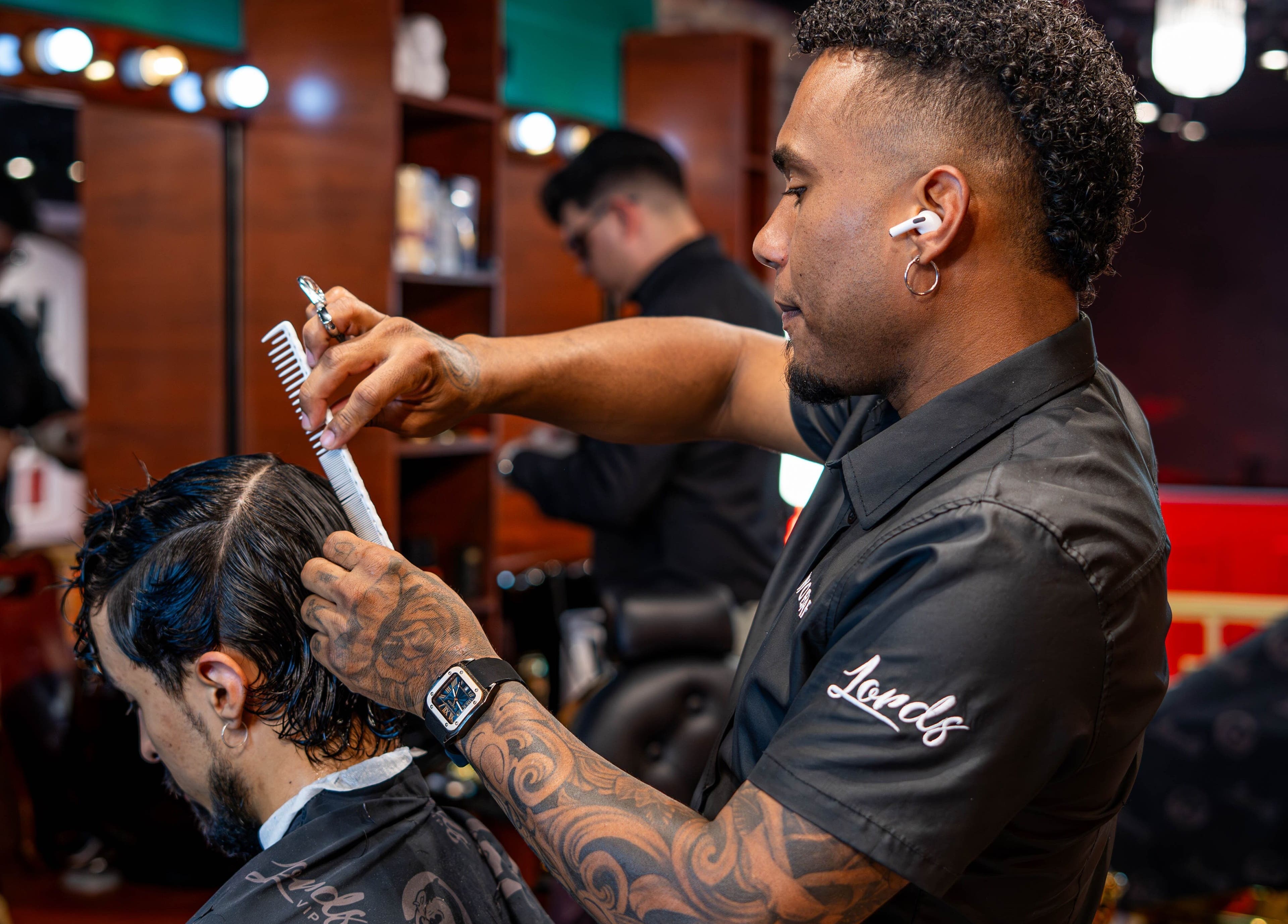 Barbero en Barberia Lords ®️ VIP C.C. Unicentro en Bogotá, Bogotá, CO, cortando cabello con atención al detalle.