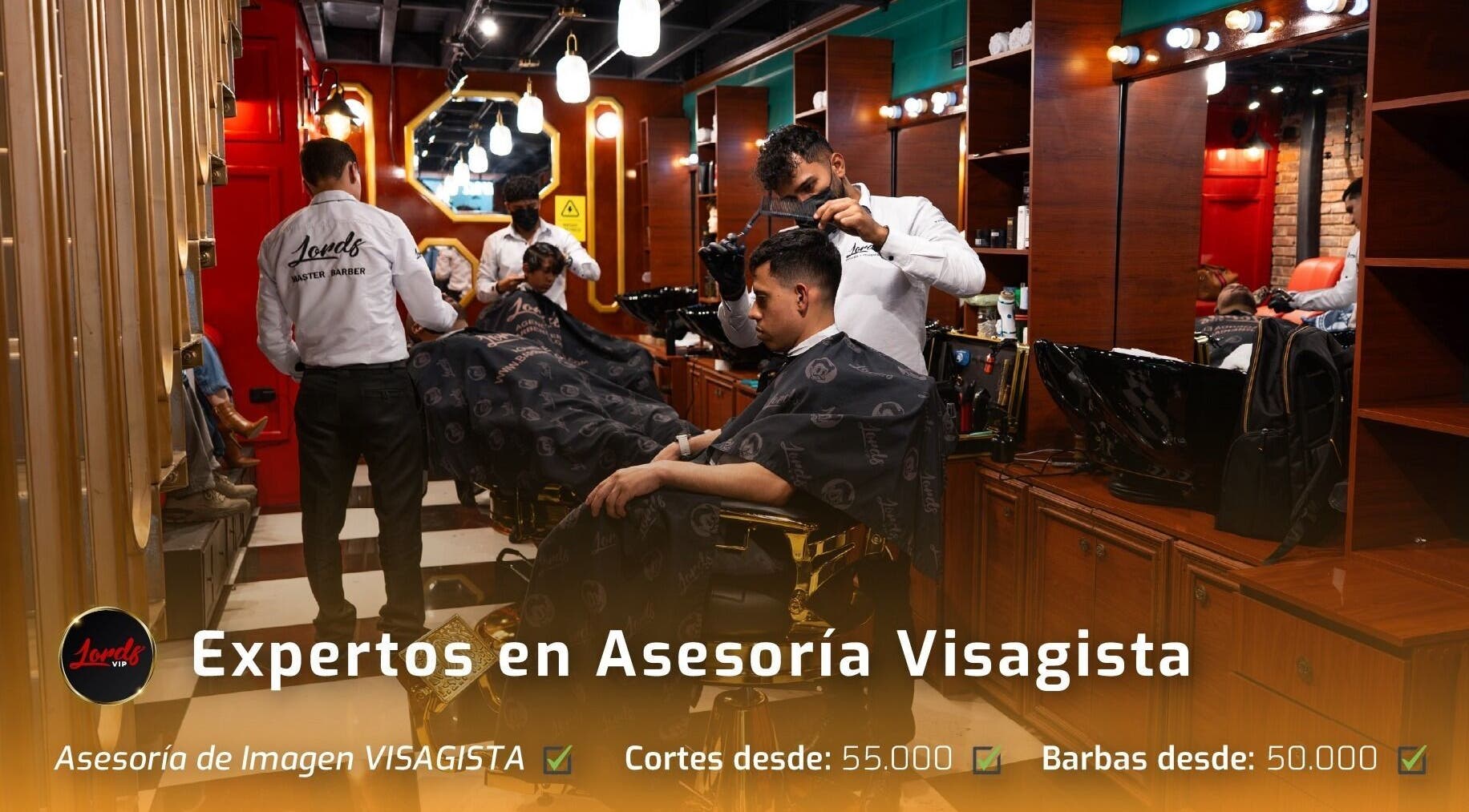 Experto barbero peinando a cliente en Barberia Lords ®️ VIP C.C. Unicentro, Bogotá, Bogotá, CO.