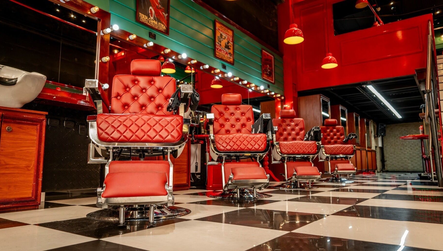 Barbería chic en Barberia Lords ®️ C.C. Hayuelos (Super Tienda), Bogotá, Bogotá, CO con sillas rojas de cuero.