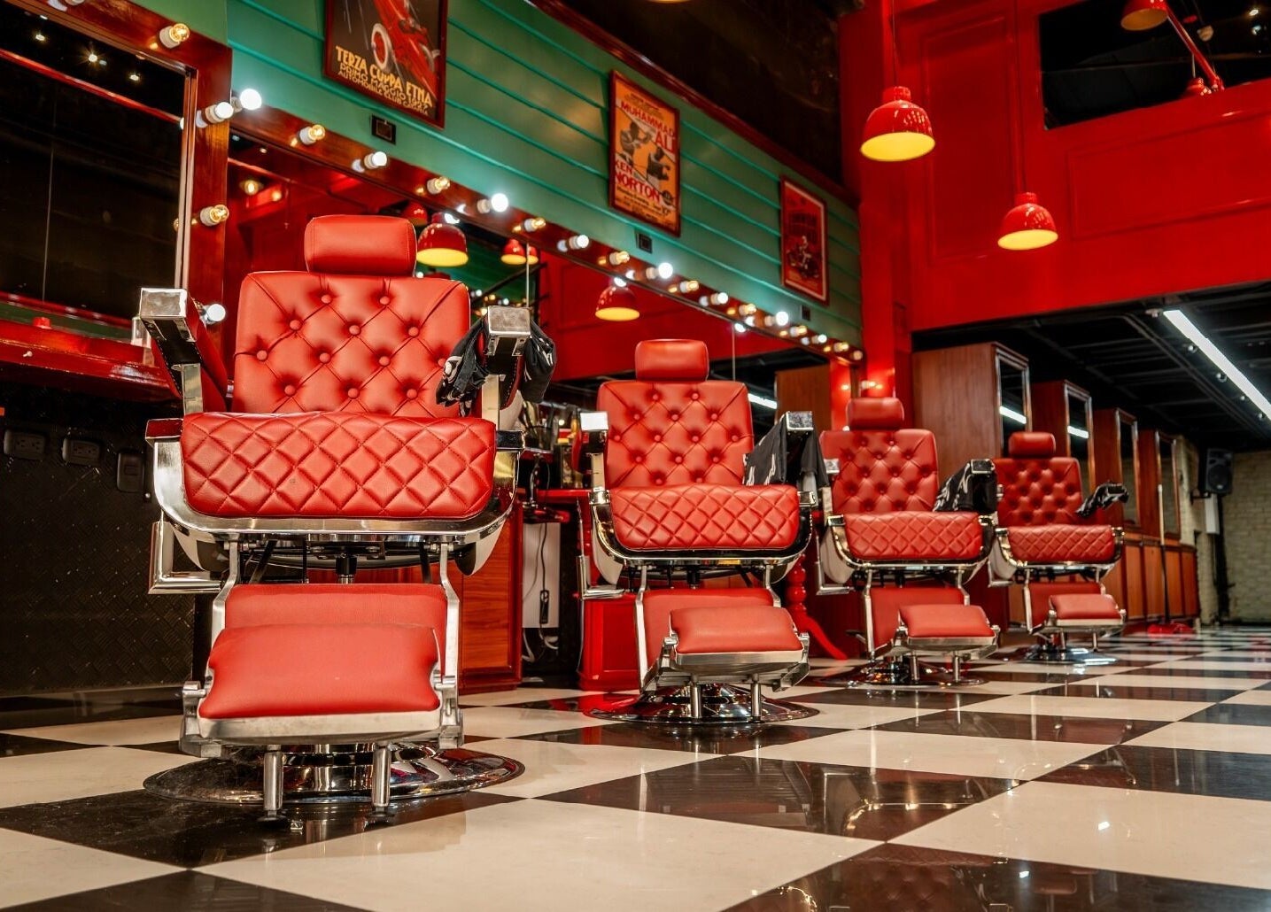 Barbería chic en Barberia Lords ®️ C.C. Hayuelos (Super Tienda), Bogotá, Bogotá, CO con sillas rojas de cuero.