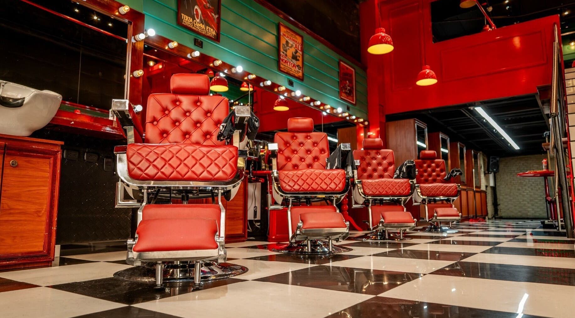 Barbería chic en Barberia Lords ®️ C.C. Hayuelos (Super Tienda), Bogotá, Bogotá, CO con sillas rojas de cuero.