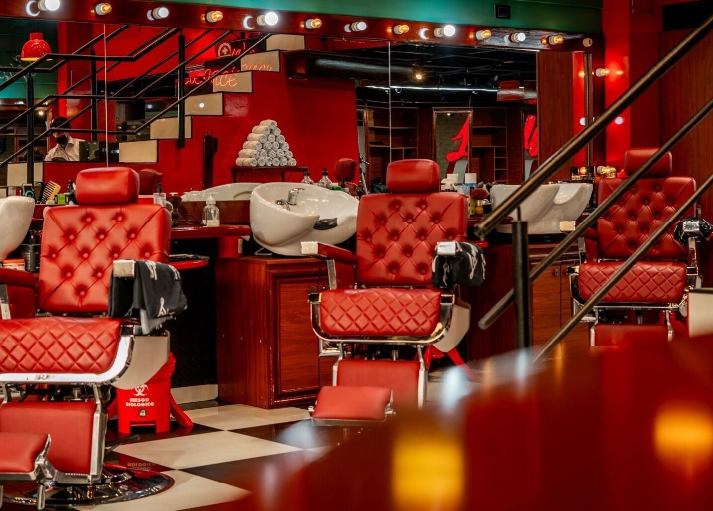 Interior elegante de Barberia Lords ®️ C.C. Hayuelos, Bogotá, Bogotá, CO con sillas rojas y espejos.