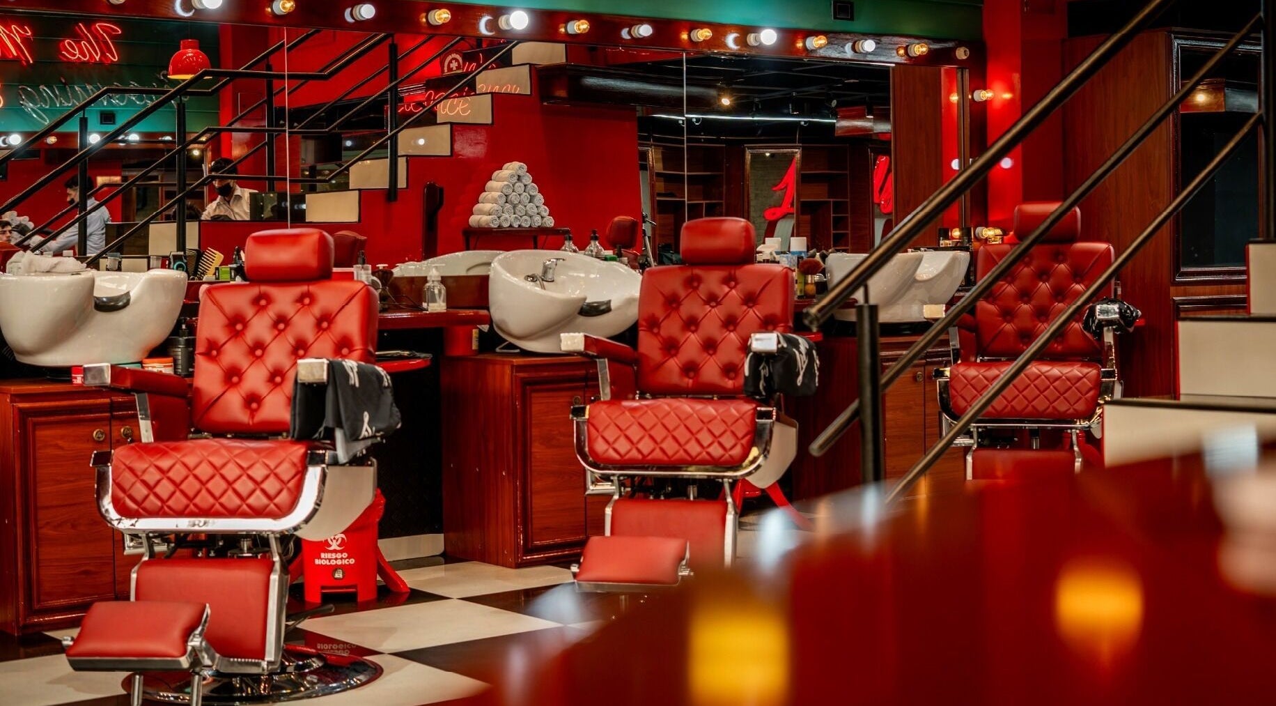 Interior elegante de Barberia Lords ®️ C.C. Hayuelos, Bogotá, Bogotá, CO con sillas rojas y espejos.