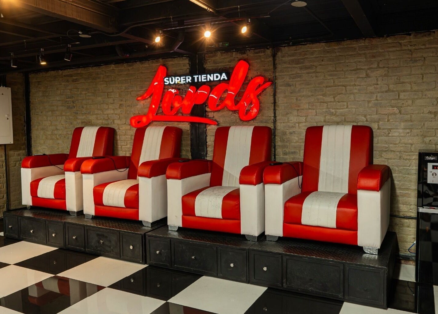 Sillas modernas en Barberia Lords ®️ C.C. Hayuelos (Super Tienda), Bogotá, Bogotá, CO.