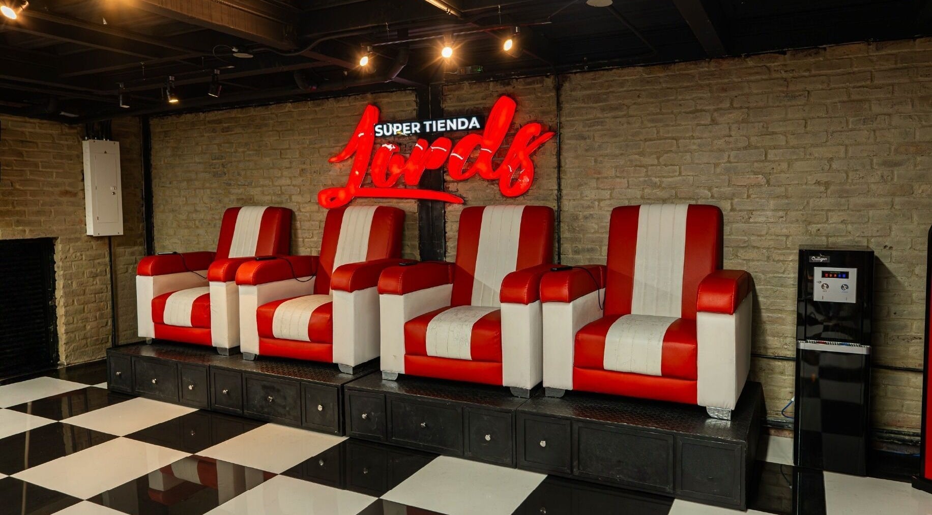 Sillas modernas en Barberia Lords ®️ C.C. Hayuelos (Super Tienda), Bogotá, Bogotá, CO.