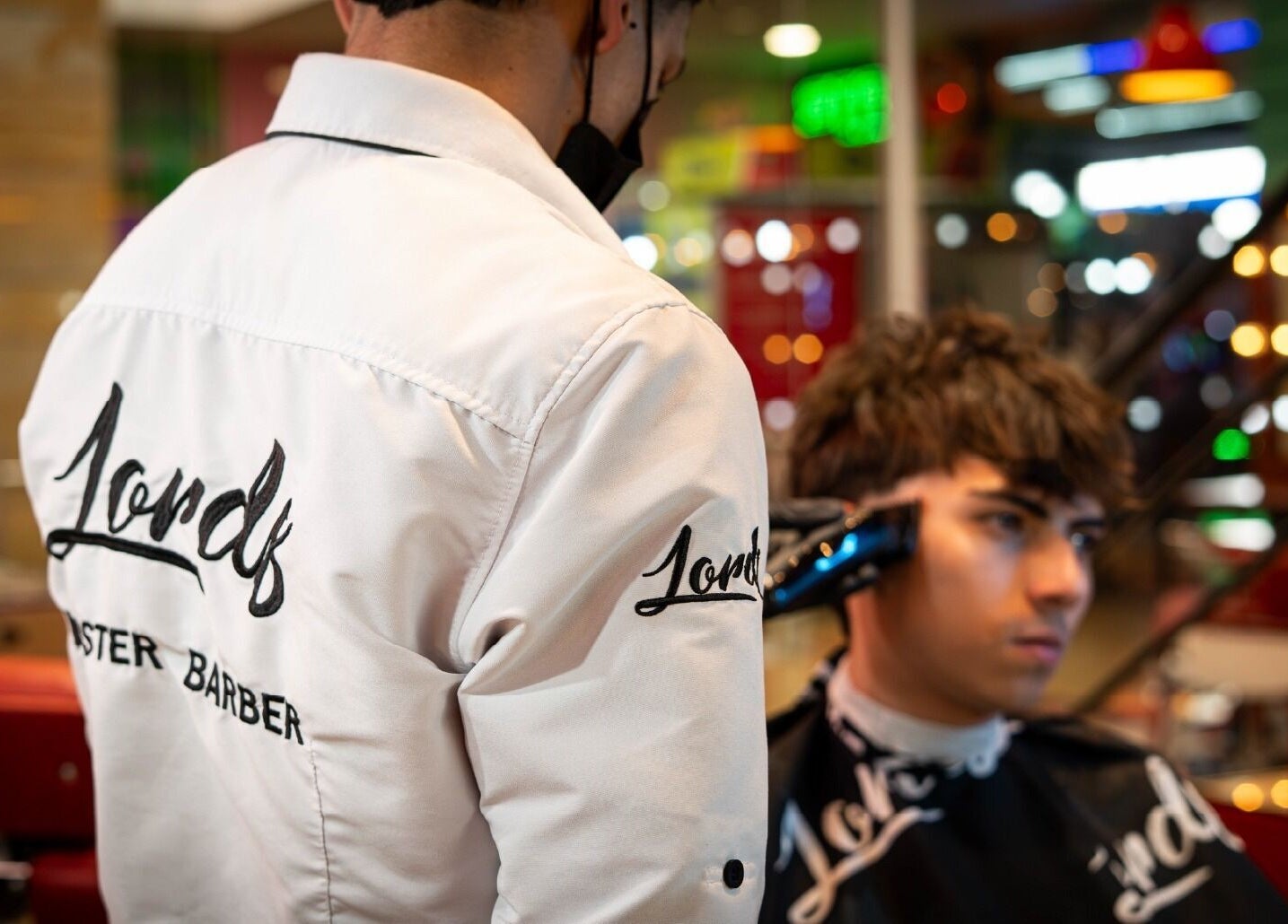 Barberia en acción en Barberia Lords ®️ C.C. Hayuelos, Bogotá, Bogotá, CO.