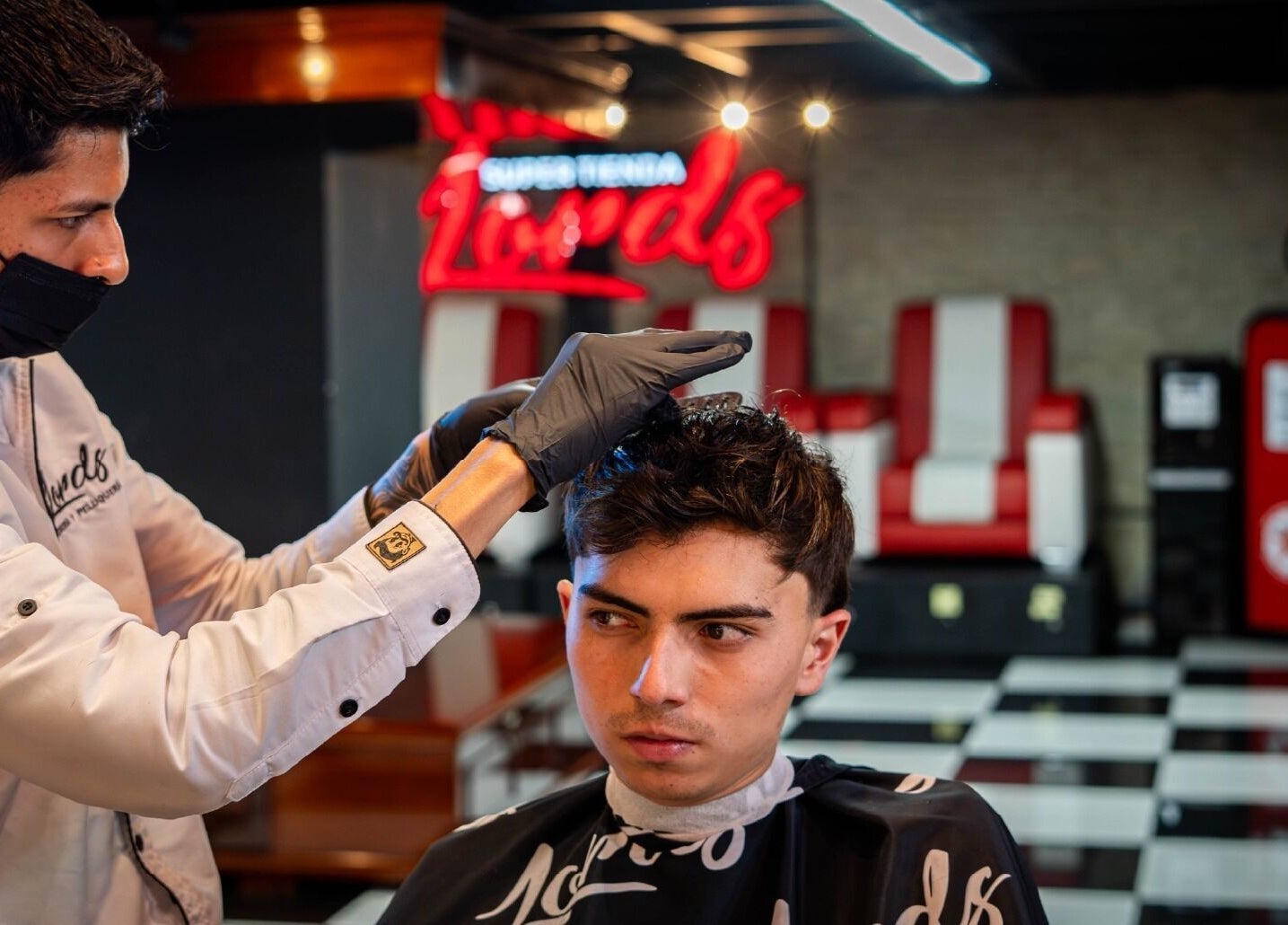 Corte de cabello en Barberia Lords ®️ C.C. Hayuelos, Bogotá, Bogotá, CO, mostrando estilo y dedicación.