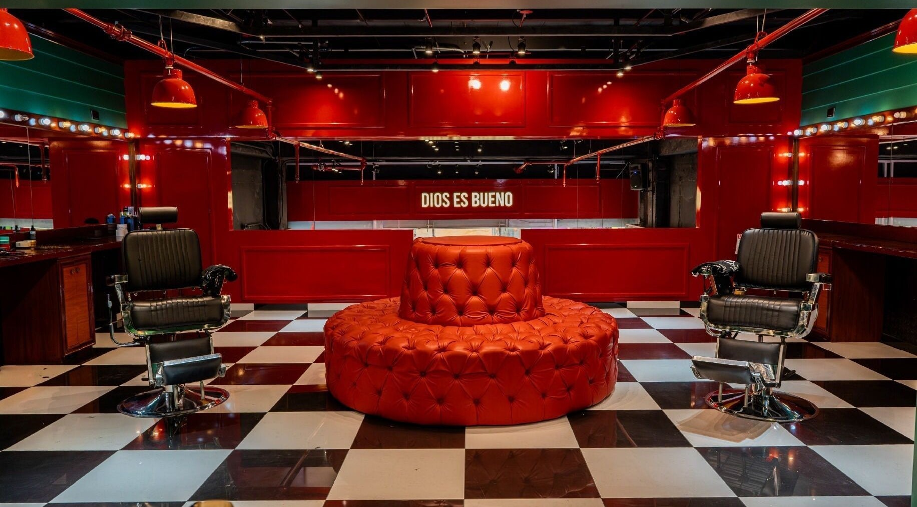 Elegante barbería Barberia Lords Essential C.C. Hayuelos Super Tienda en Bogotá, Bogotá, CO con sillas clásicas.