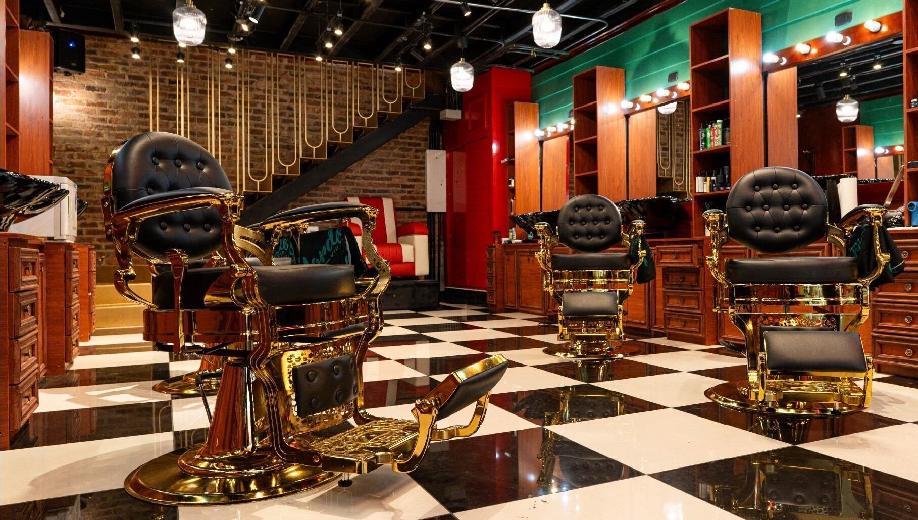 Exclusivo interior de Barberia Lords VIP C.C. Gran Estación Alfiles en Bogotá, Bogotá, CO, con sillas de lujo.