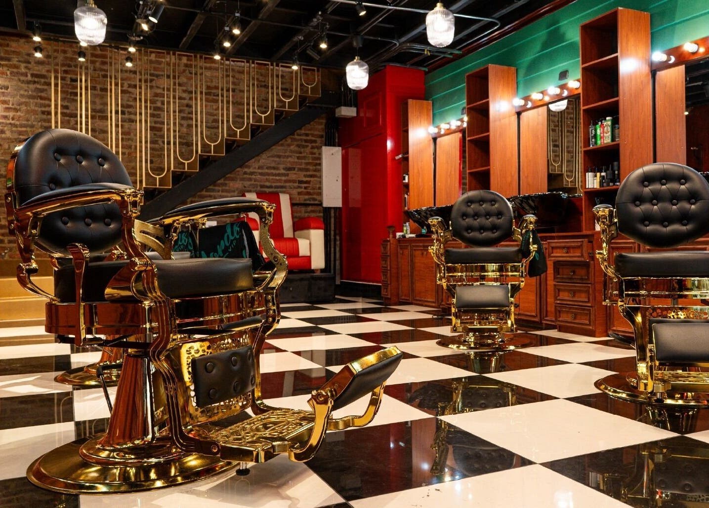 Exclusivo interior de Barberia Lords VIP C.C. Gran Estación Alfiles en Bogotá, Bogotá, CO, con sillas de lujo.