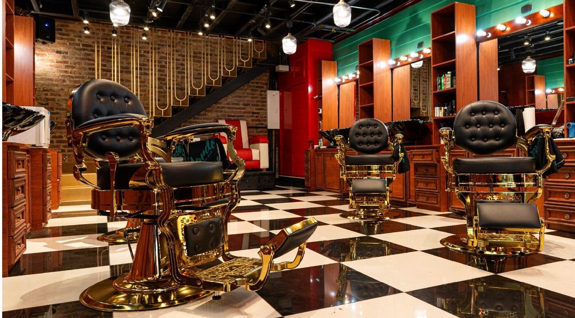 Exclusivo interior de Barberia Lords VIP C.C. Gran Estación Alfiles en Bogotá, Bogotá, CO, con sillas de lujo.