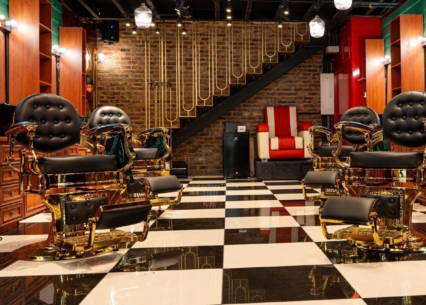 Elegante interior de Barberia Lords VIP C.C. Gran Estación Alfiles en Bogotá, Bogotá, CO, con sillas clásicas.