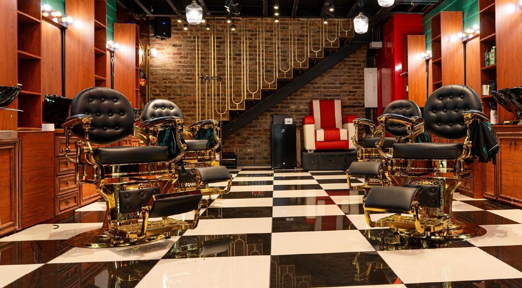 Elegante interior de Barberia Lords VIP C.C. Gran Estación Alfiles en Bogotá, Bogotá, CO, con sillas clásicas.