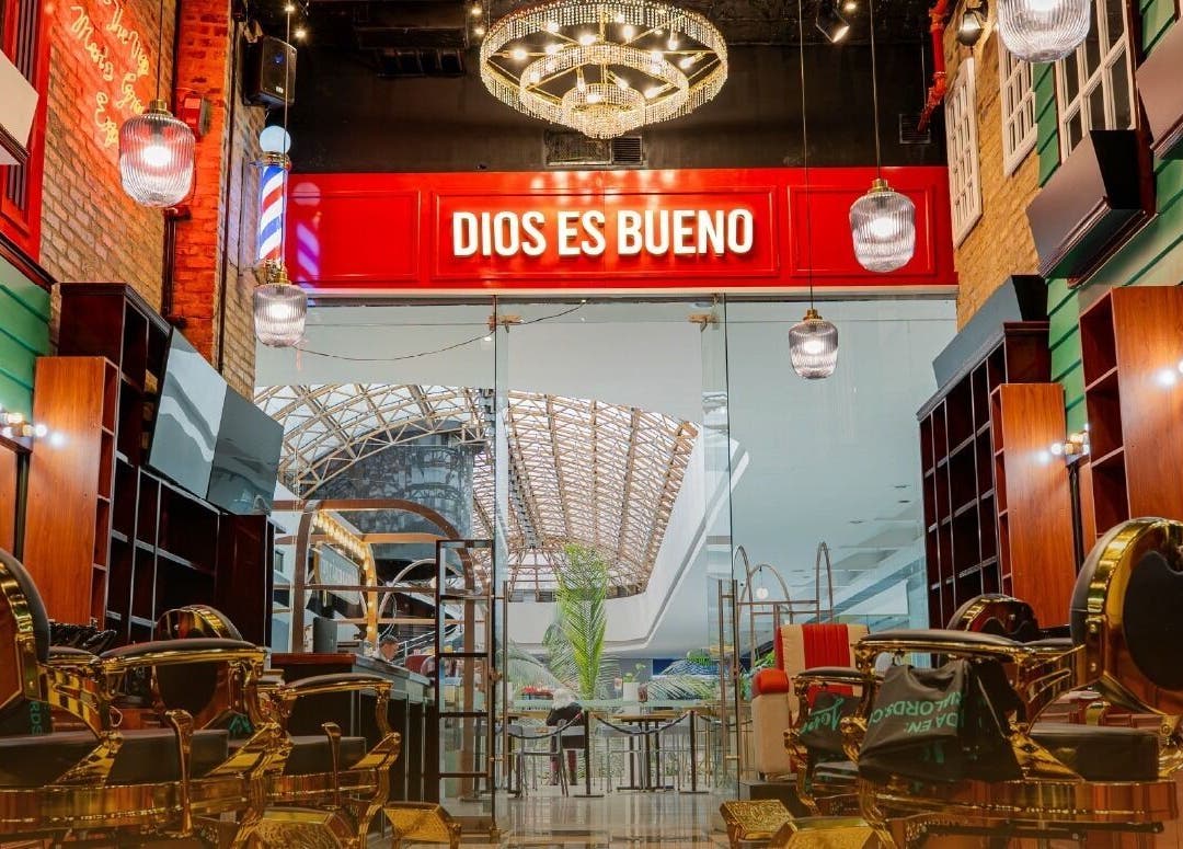 Interior de Barberia Lords VIP C.C. Gran Estación Alfiles en Bogotá, Bogotá, CO, con sillas doradas y lujo.