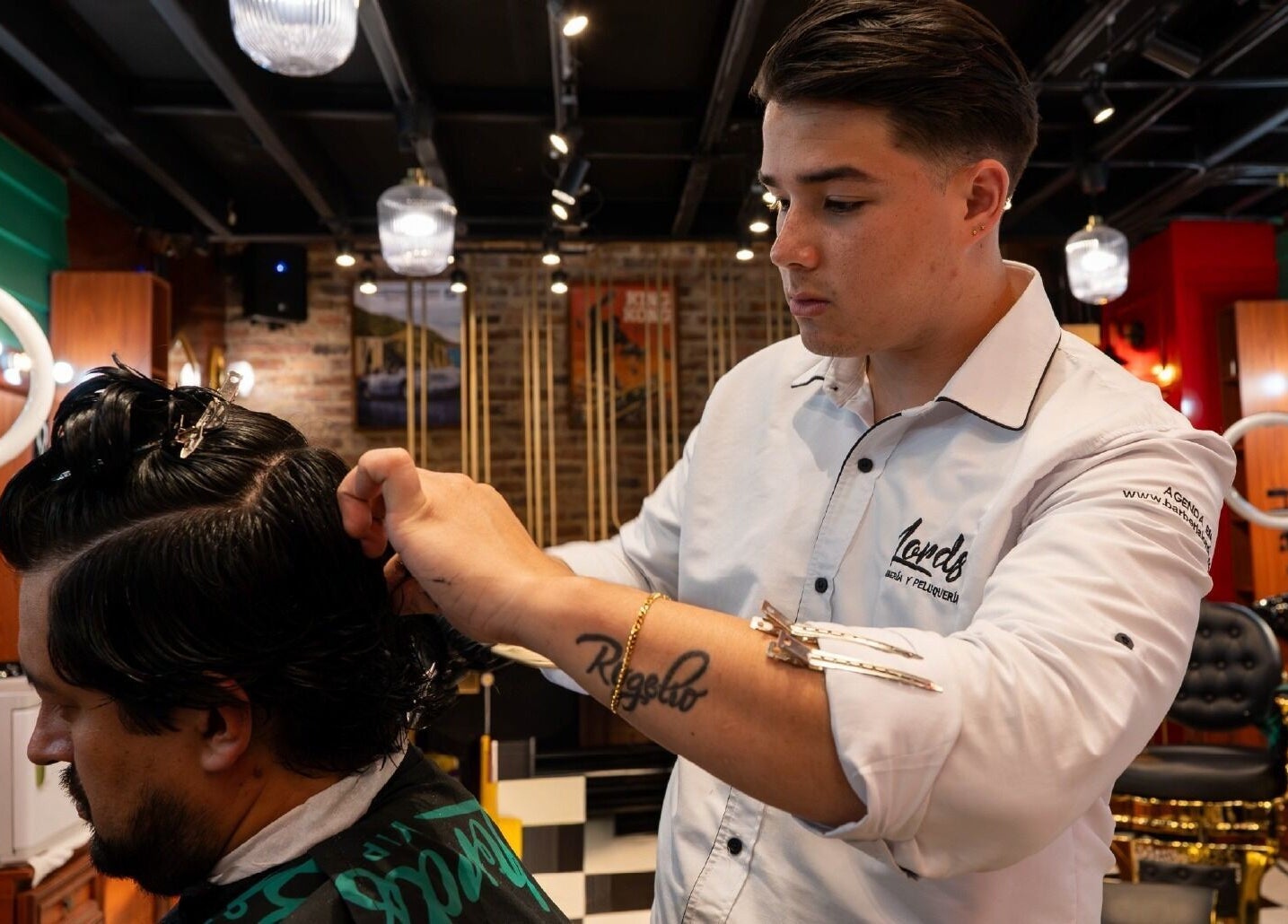 Barbero estilizando cabello en Barberia Lords VIP C.C. Gran Estación Alfiles, Bogotá, Bogotá, CO.