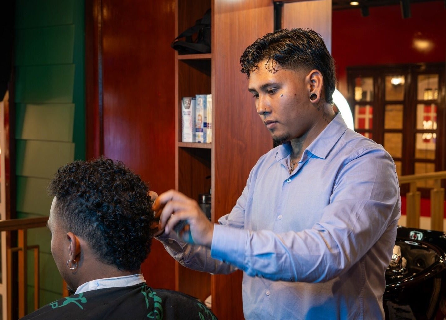 Estilista trabajando en Barberia Lords VIP C.C. Gran Estación Alfiles, Bogotá, Bogotá, CO.