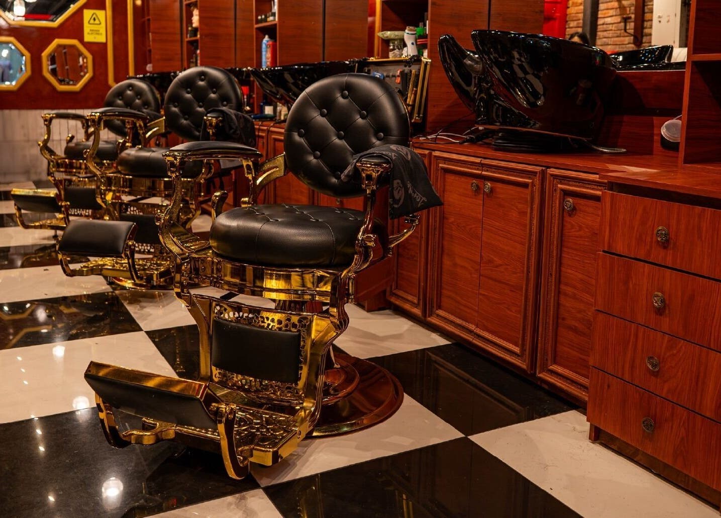 Sillas de barbero elegantes en Barberia Lords ®️ VIP C.C. Unicentro, Bogotá, Bogotá, CO.