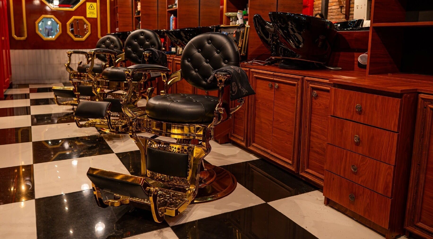 Sillas de barbero elegantes en Barberia Lords ®️ VIP C.C. Unicentro, Bogotá, Bogotá, CO.