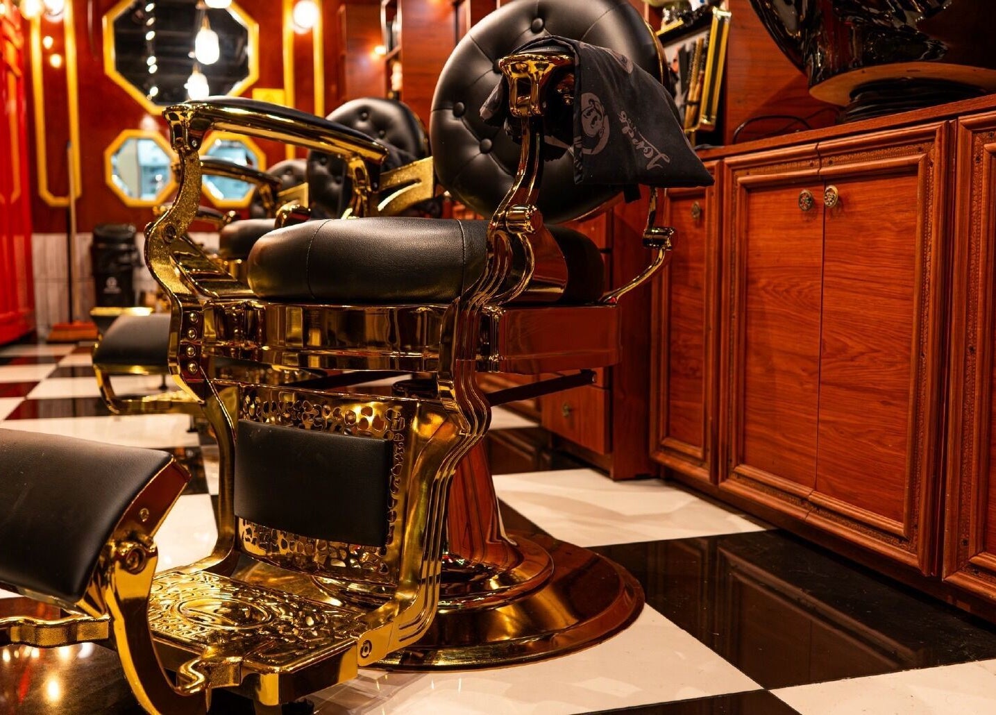 Silla de peluquería dorada en Barberia Lords ®️ VIP C.C. Unicentro, Bogotá, Bogotá, CO.