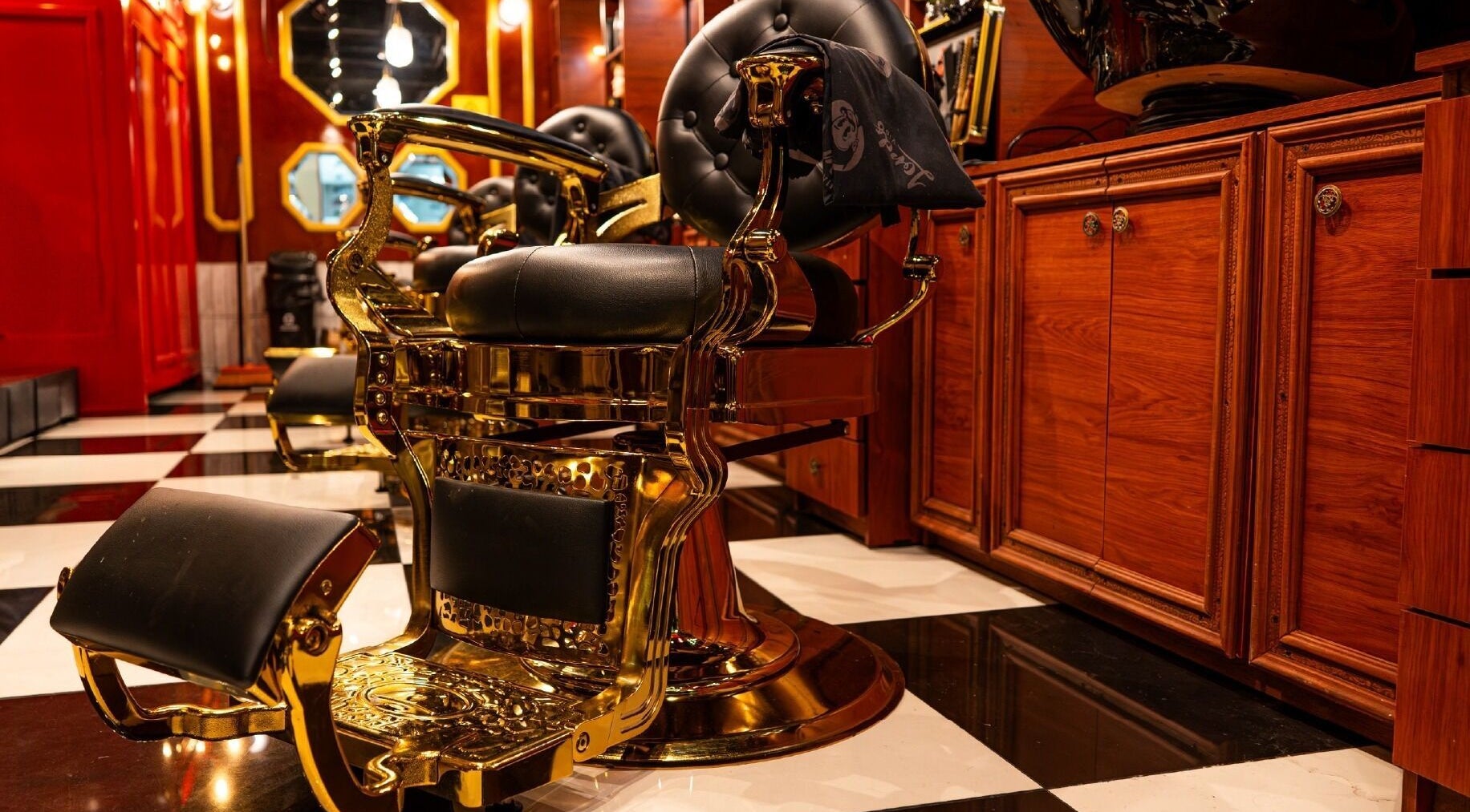 Silla de peluquería dorada en Barberia Lords ®️ VIP C.C. Unicentro, Bogotá, Bogotá, CO.