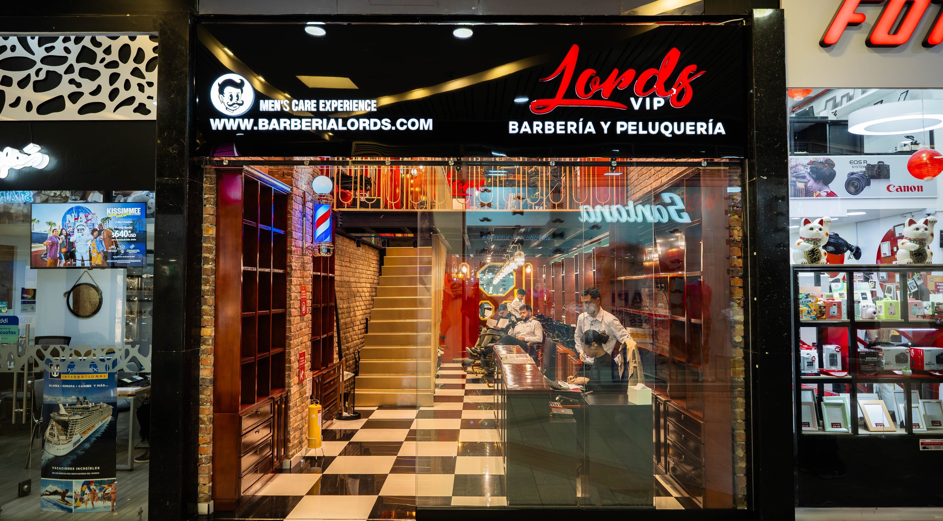 Fachada de Barberia Lords ®️ VIP C.C. Unicentro en Bogotá, Bogotá, CO mostrando interior moderno.