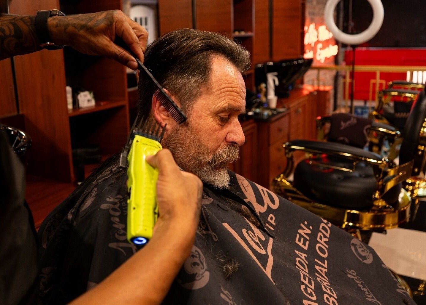 Cliente recibe corte de cabello en Barberia Lords ®️ VIP C.C. Unicentro, Bogotá, Bogotá, CO.