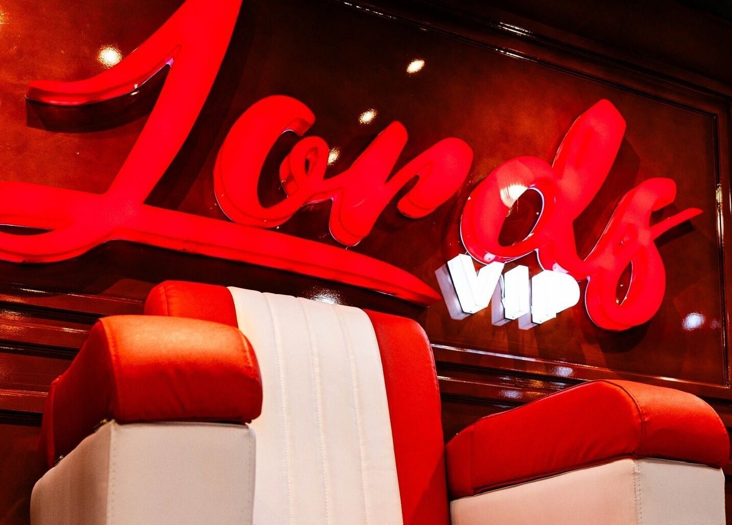 Entrada de Barberia Lords ®️ VIP C.C. Unicentro en Bogotá, destacando su lujoso interior.