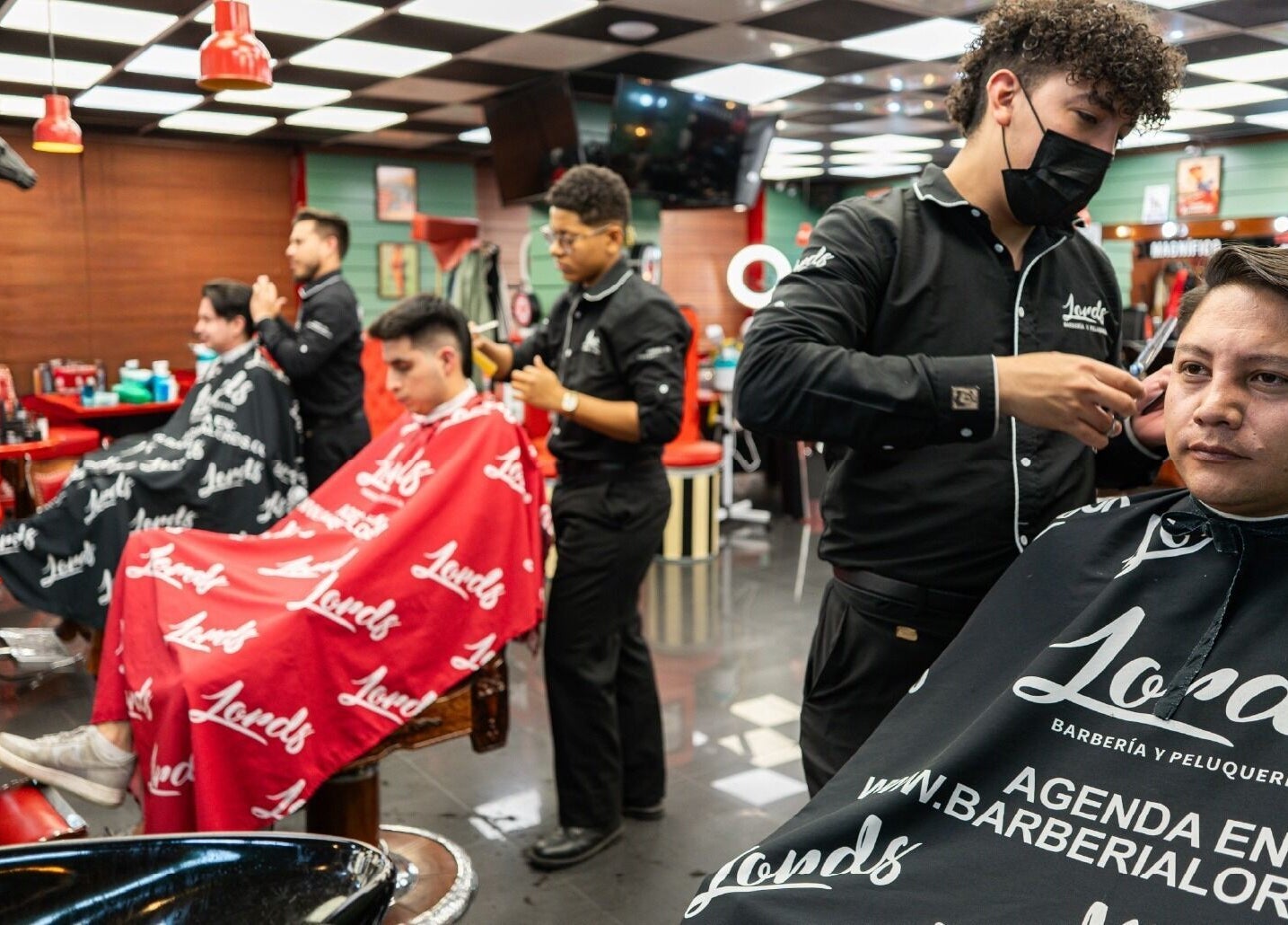 Servicio de barbero en Barberia Lords Sucursal Country Club, Bogotá, Bogotá, CO. Clientes relajados recibiendo cortes.