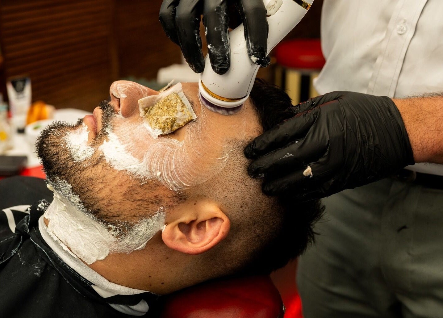 Tratamiento facial en Barberia Lords Sucursal Country Club, Bogotá, Bogotá, CO.