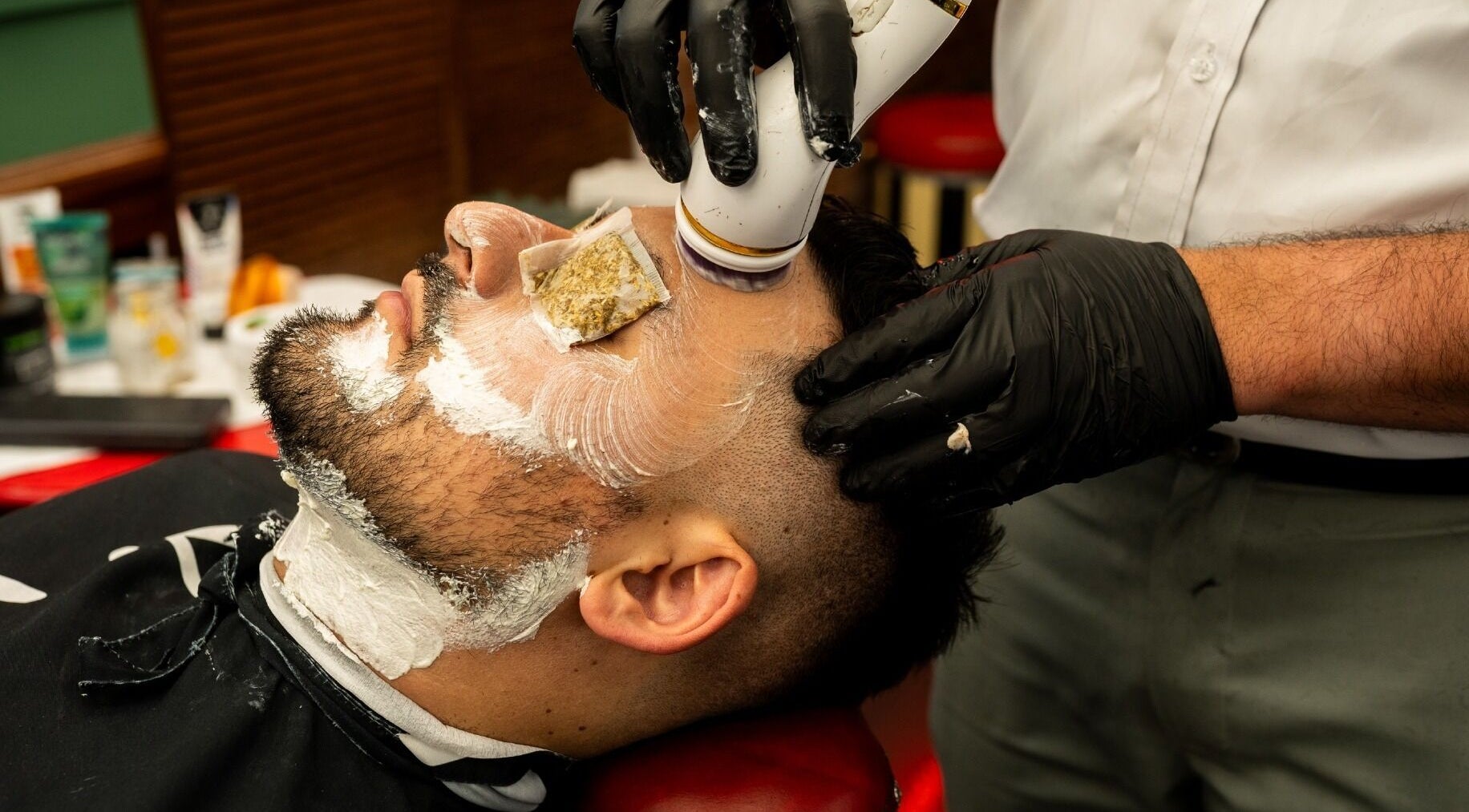 Tratamiento facial en Barberia Lords Sucursal Country Club, Bogotá, Bogotá, CO.