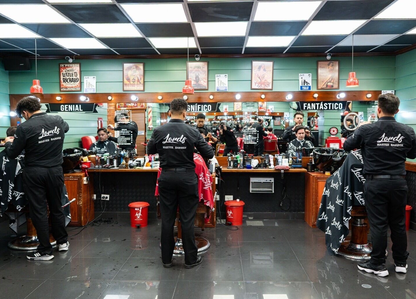 Interior moderno de Barberia Lords Sucursal Country Club en Bogotá, Bogotá, CO, con barberos en acción.