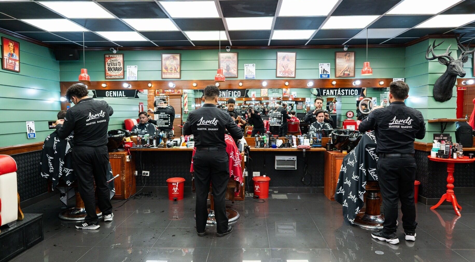 Interior moderno de Barberia Lords Sucursal Country Club en Bogotá, Bogotá, CO, con barberos en acción.
