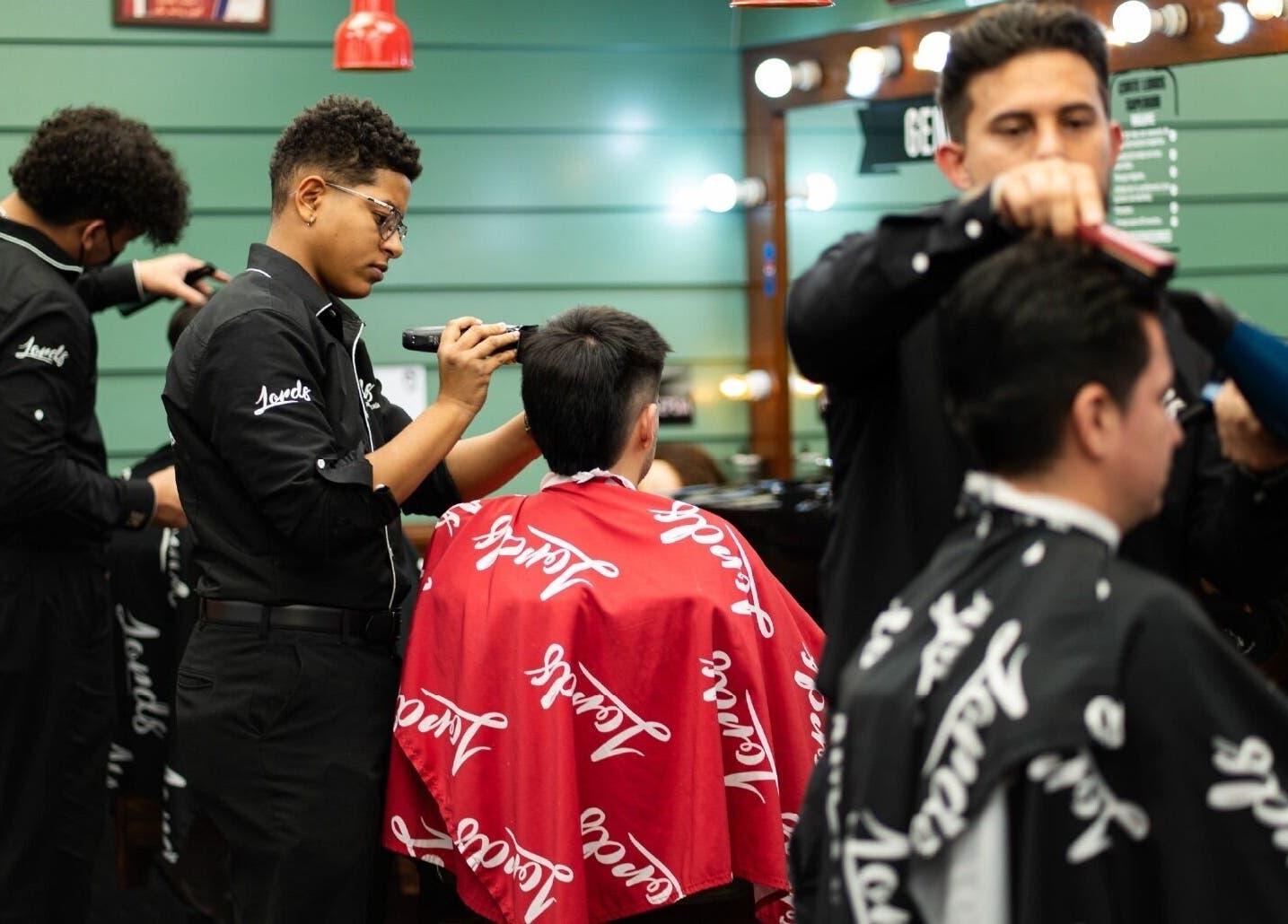 Barberos trabajando en Barberia Lords Sucursal Country Club en Bogotá, Bogotá, CO, ofreciendo cortes de cabello.