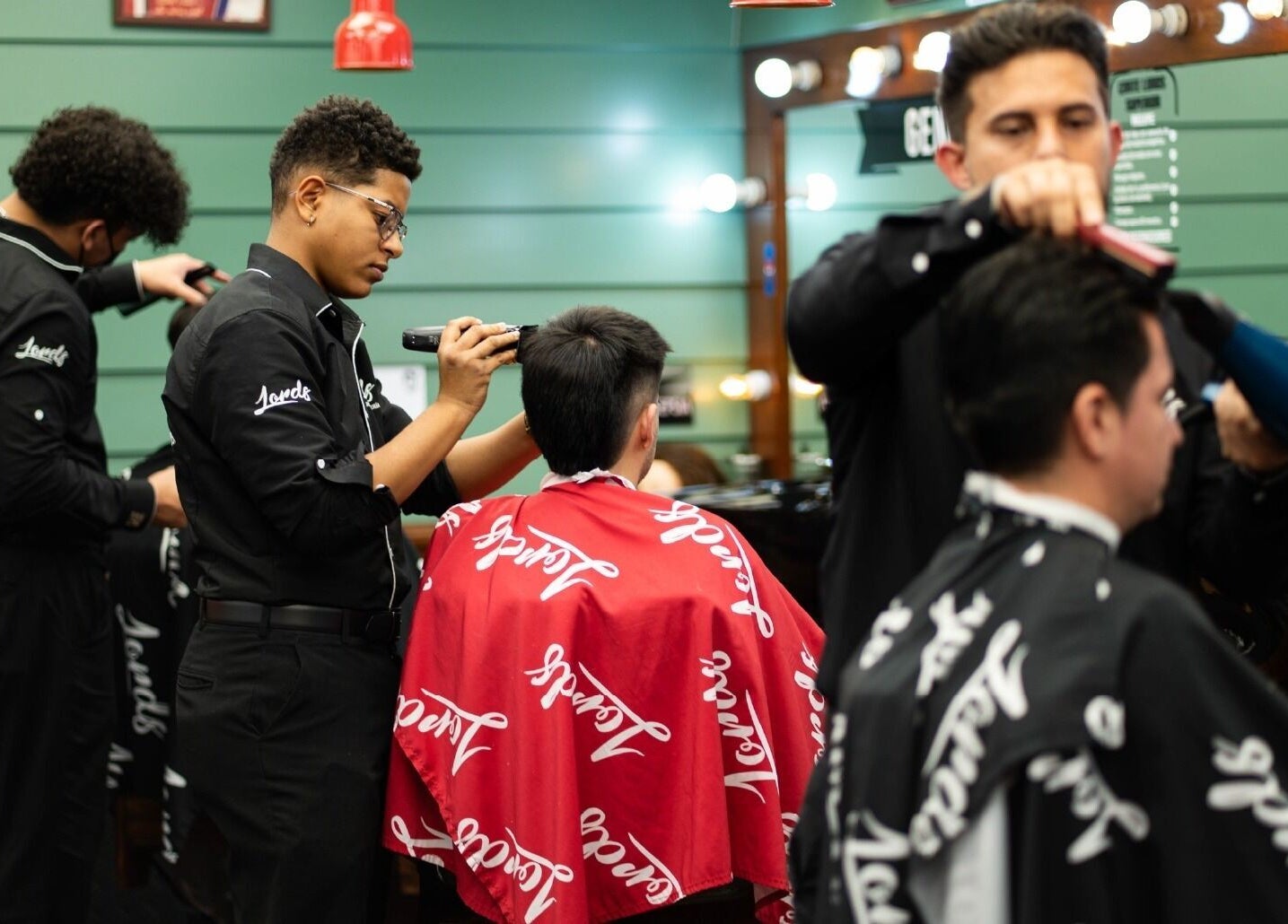 Barberos trabajando en Barberia Lords Sucursal Country Club en Bogotá, Bogotá, CO, ofreciendo cortes de cabello.