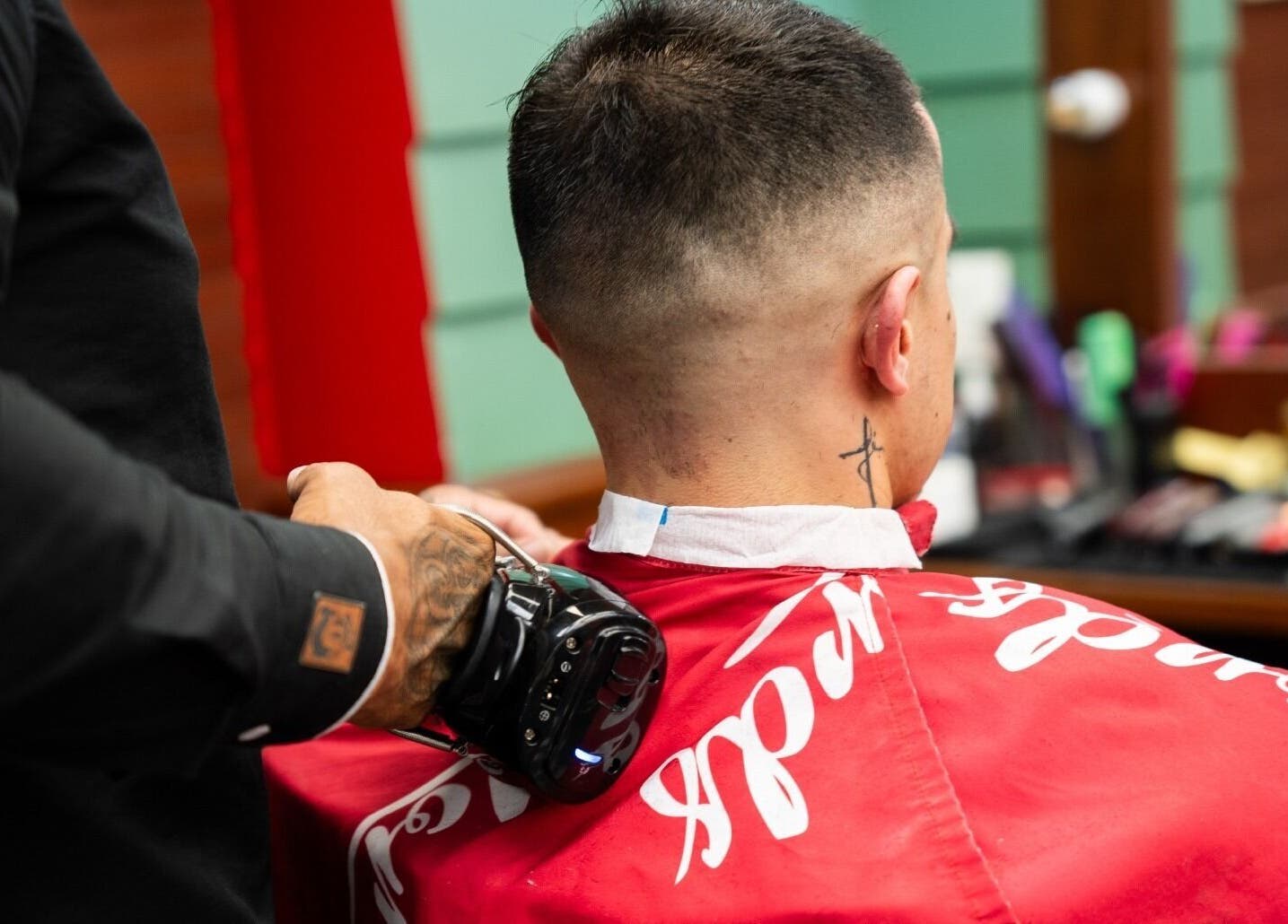 Cliente recibe corte de cabello en Barberia Lords Sucursal Country Club, Bogotá, Bogotá, CO.