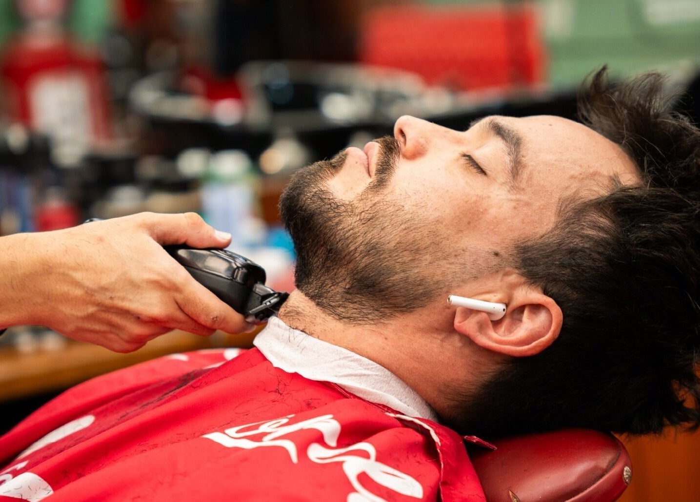 Afeitado profesional en Barberia Lords Sucursal Country Club, Bogotá, Bogotá, CO. Experto usando máquina eléctrica.