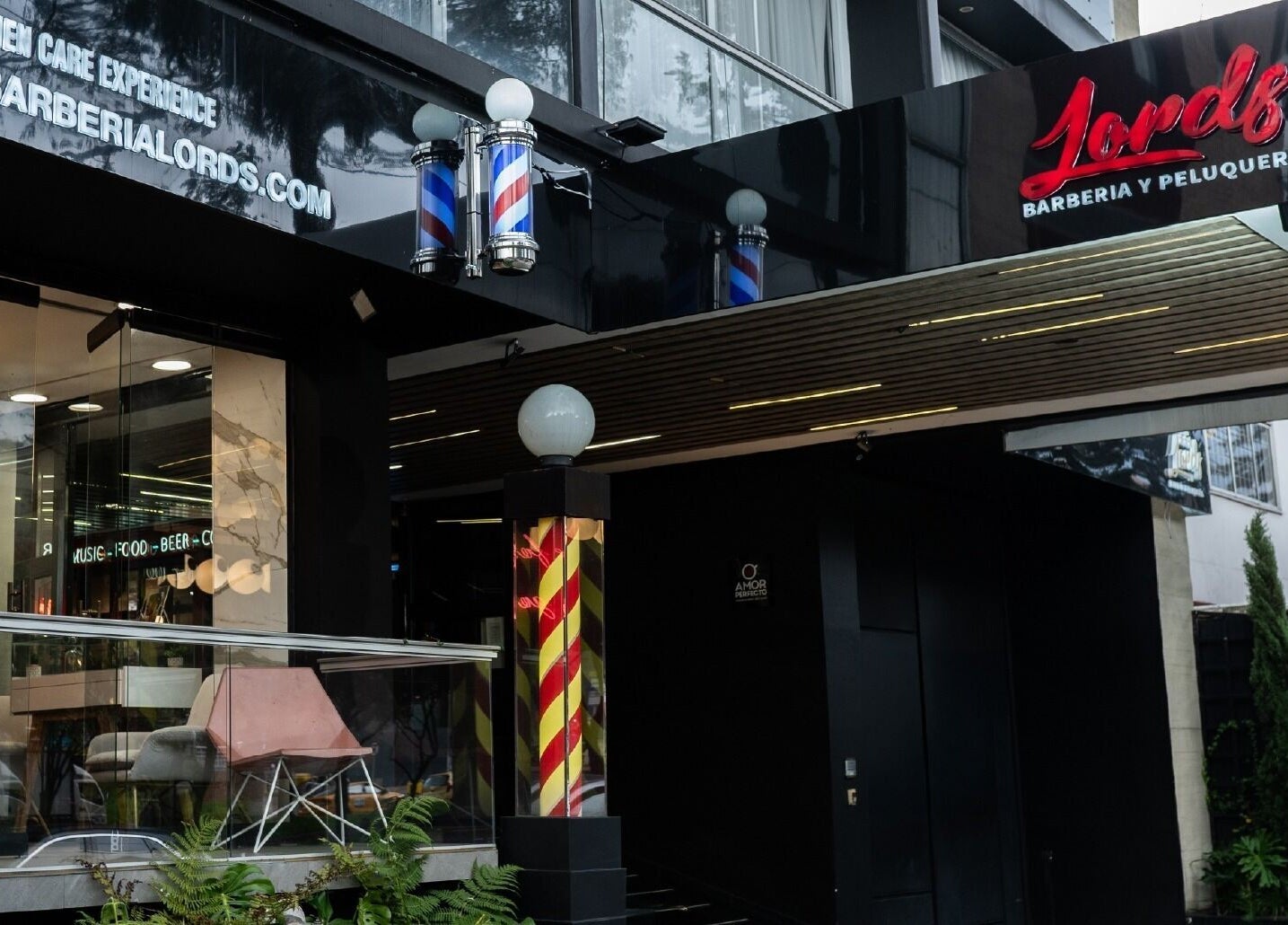 Fachada de Barberia Lords Sucursal Country Club en Bogotá, Bogotá, CO, mostrando un diseño moderno y acogedor.