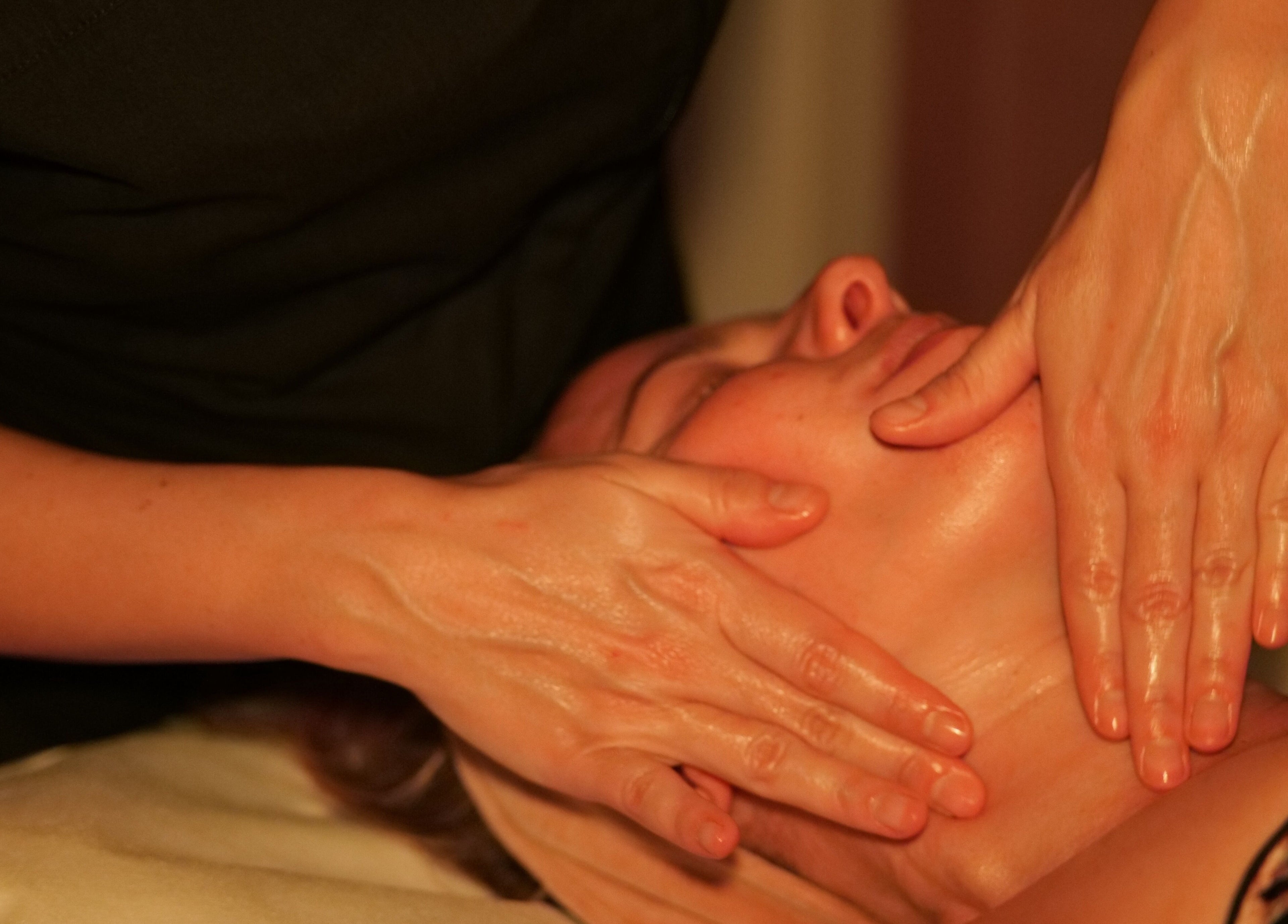 Trattamento rilassante al viso presso L'Atelier Della Bellezza, Massa, Toscana, IT.