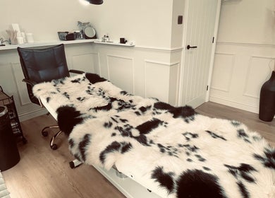 Cozy treatment room at Jasmine’s Beautique in Ebley, England, GB with plush fur accents and modern decor.