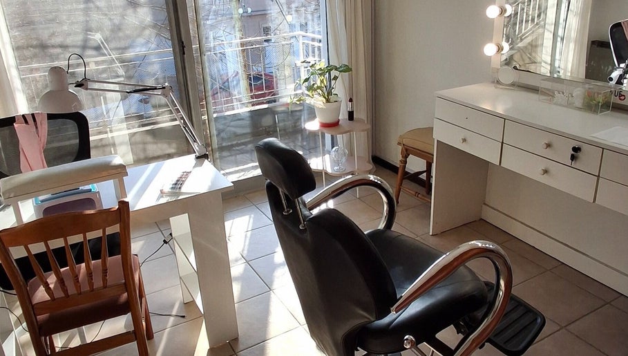 Sala de belleza en Deli Mua & Beauty, Campana, Provincia de Buenos Aires, AR. Ambiente luminoso y acogedor.