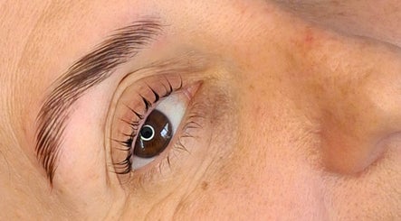 Ceja estilizada en Deli Mua & Beauty, Campana, Provincia de Buenos Aires, AR.