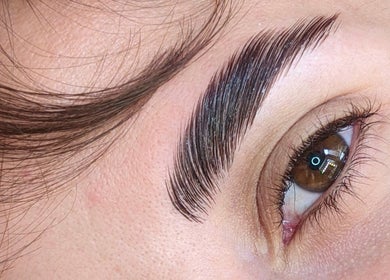 Detalle de cejas bien definidas en Deli Mua & Beauty, Campana, Provincia de Buenos Aires, AR.