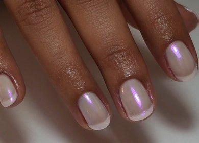 Uñas con esmalte iridiscente en Deli Mua & Beauty, Campana, Provincia de Buenos Aires, AR.