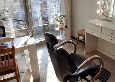 Área de tratamiento en Deli Mua & Beauty en Campana, Provincia de Buenos Aires, AR: sillón y tocador iluminado.