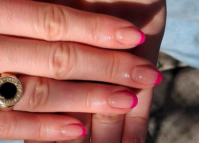 Detalles de uñas con manicura francesa rosada en Deli Mua & Beauty, Campana, Provincia de Buenos Aires, AR.