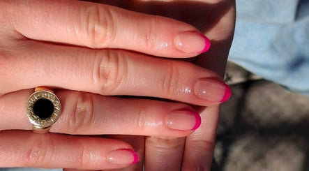 Detalles de uñas con manicura francesa rosada en Deli Mua & Beauty, Campana, Provincia de Buenos Aires, AR.
