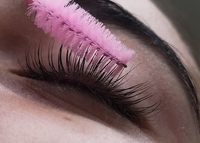 Aplicación de máscara de pestañas en Deli Mua & Beauty, Campana, Provincia de Buenos Aires, AR.