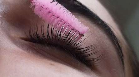 Aplicación de máscara de pestañas en Deli Mua & Beauty, Campana, Provincia de Buenos Aires, AR.