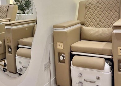 Luxurious pedicure chair at Off White Salon & Spa, Abu Dhabi, Abu Dhabi, AE for ultimate relaxation.